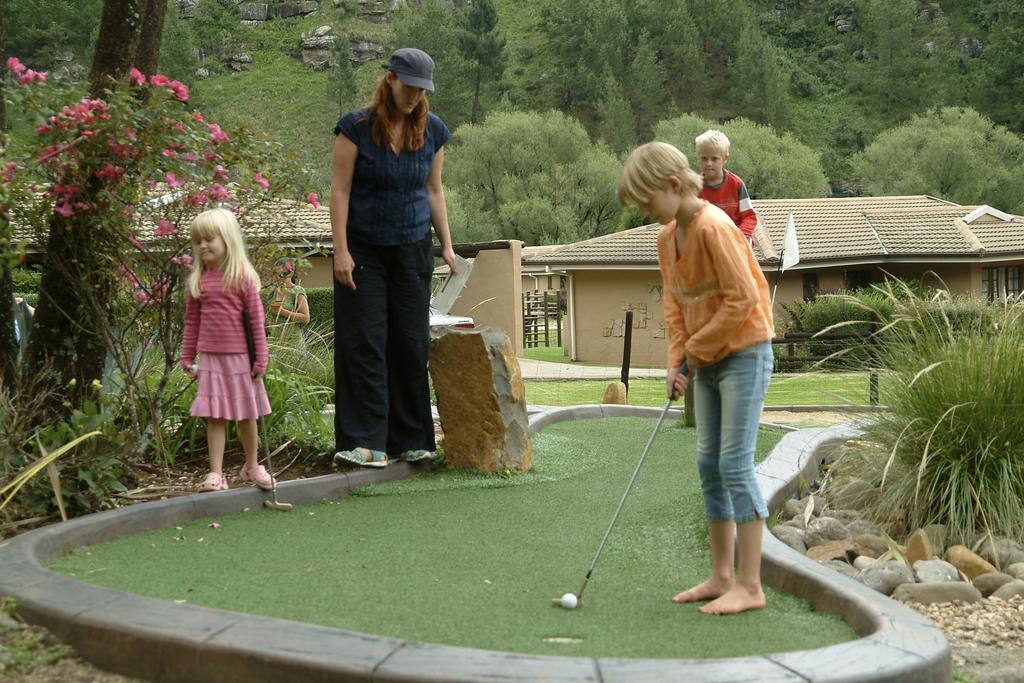 Gooderson Leisure Mountain View Cottages Self Catering And Timeshare Resort ドラケンスバーグ・ガーデン エクステリア 写真
